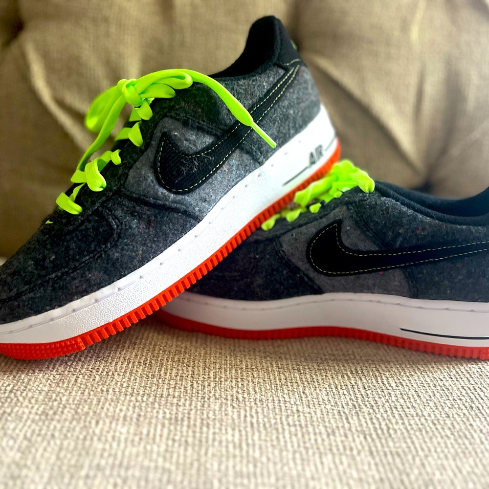 AIR FORCE 1 LV8 BLACK BLACK GHOST GREEN  NOIR VERT FANTOME NOIR size 6y